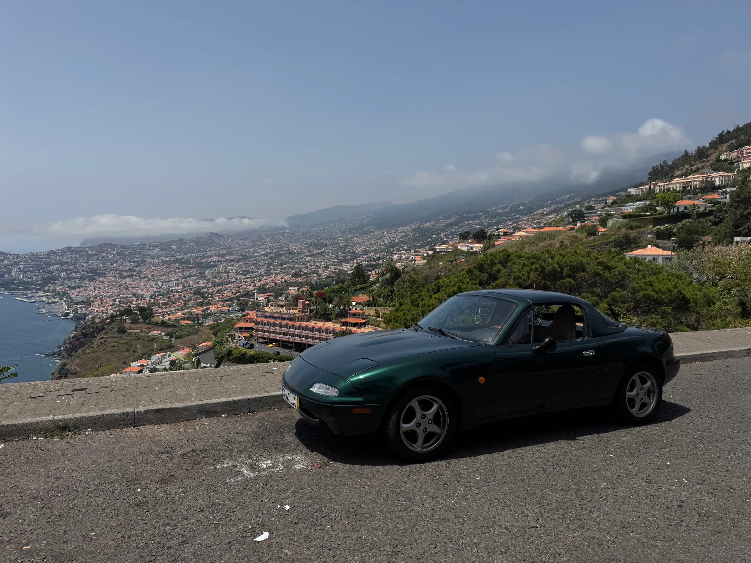 MX-5 com o hard-top verde montado, com a baía do Funchal ao fundo