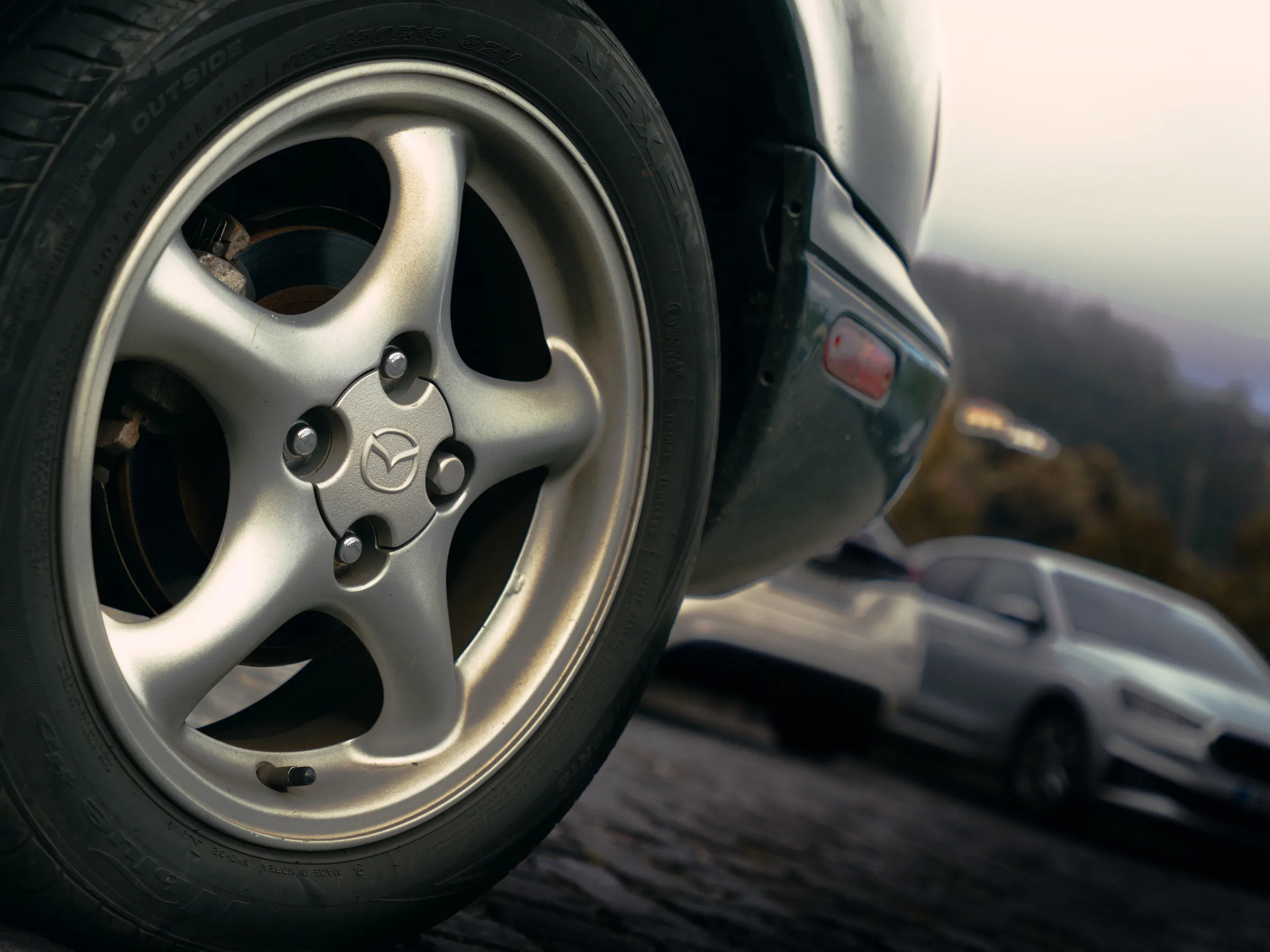 Pormenor da jante Mazda de 15 polegadas e do pneu Nexen 195/50 R15