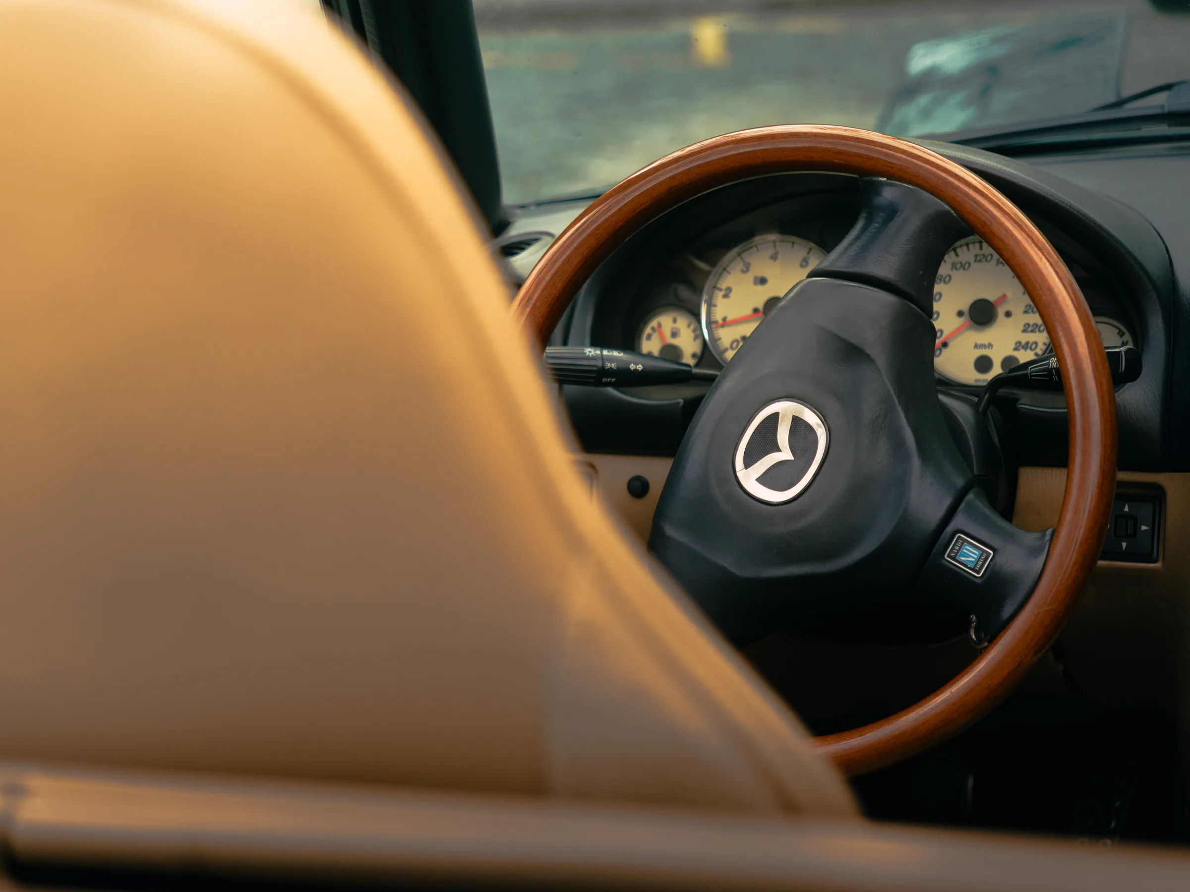 Interior do MX-5: volante em madeira, mostradores em creme e estofos bege