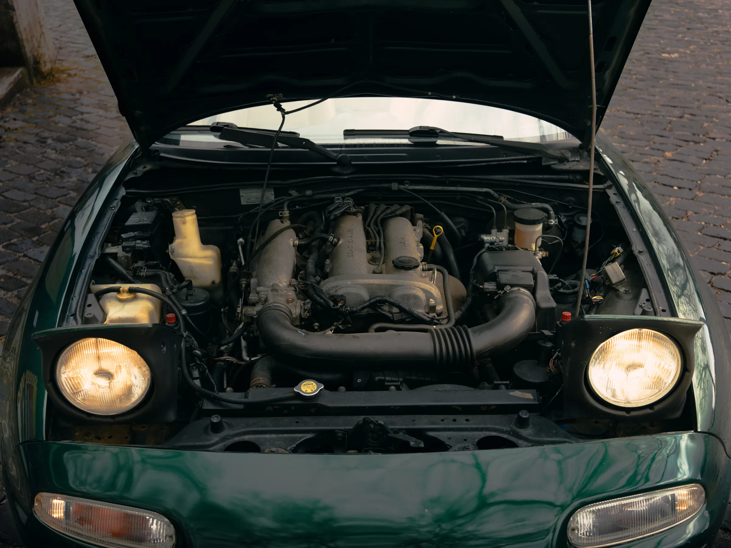 Motor 1.6 do MX-5, com o capô aberto