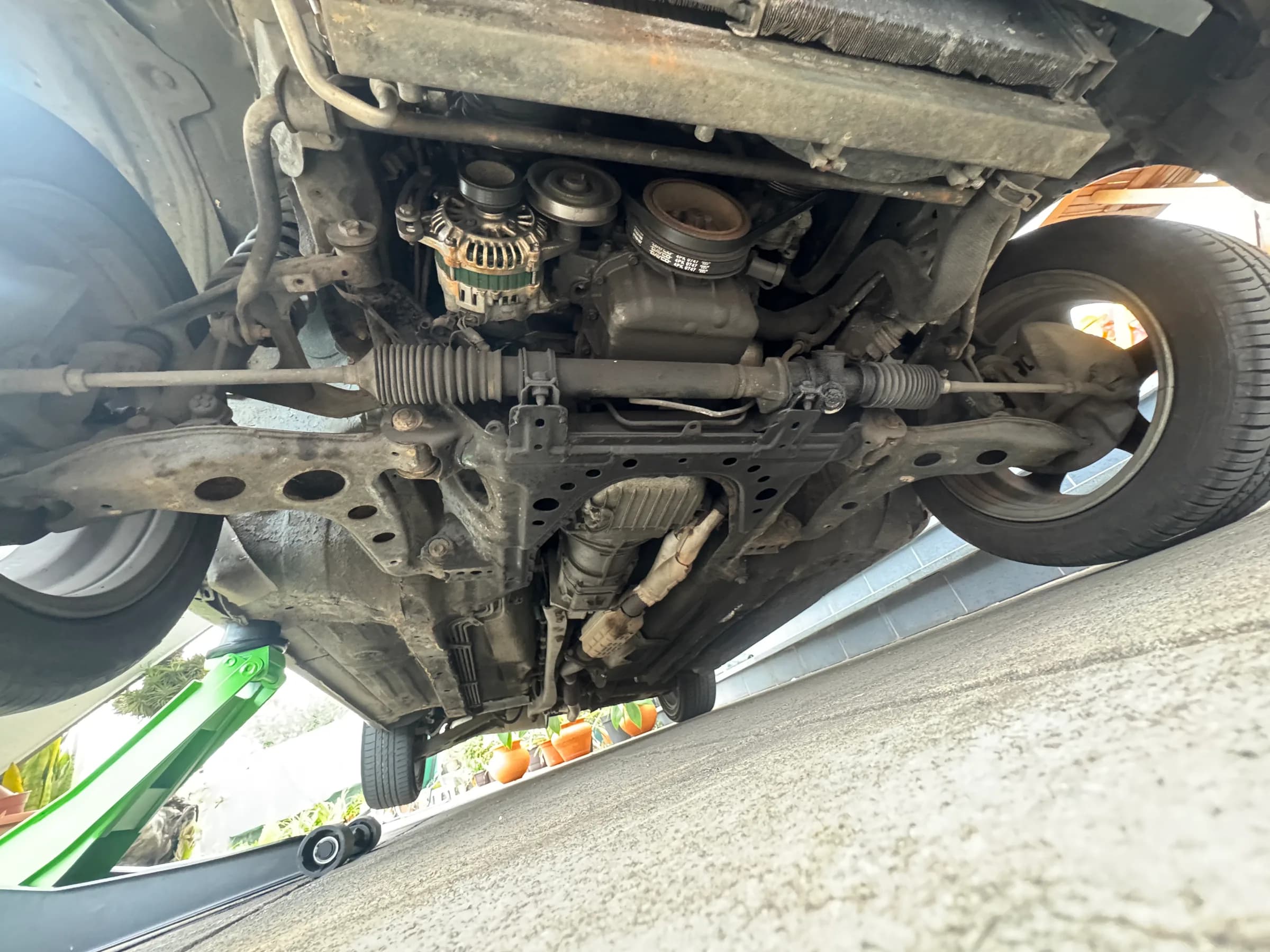 Parte inferior do MX-5: frente, subquadro, cremalheira de direção e alternador