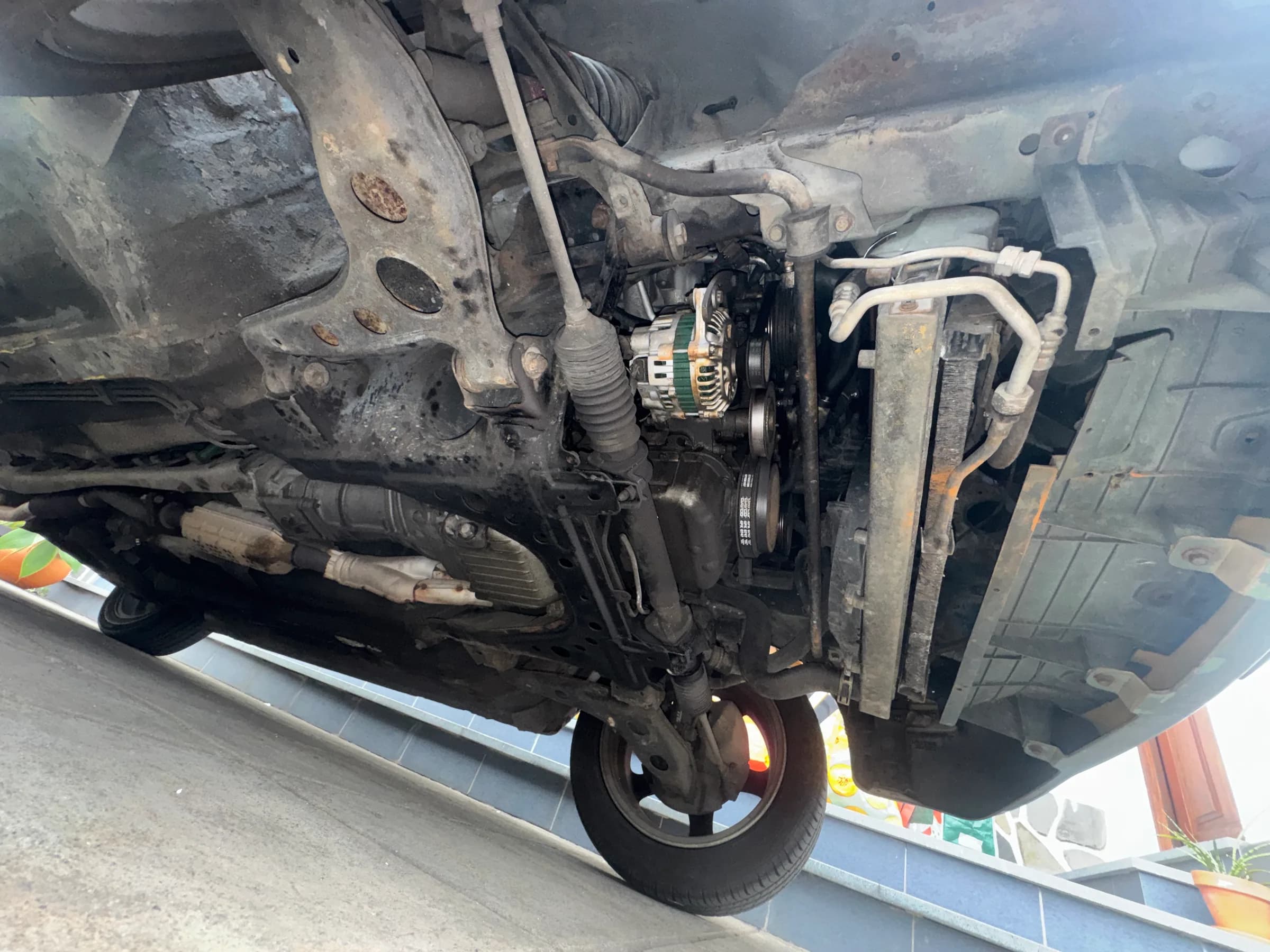 Parte inferior do MX-5: subquadro, alternador e radiador vistos de lado