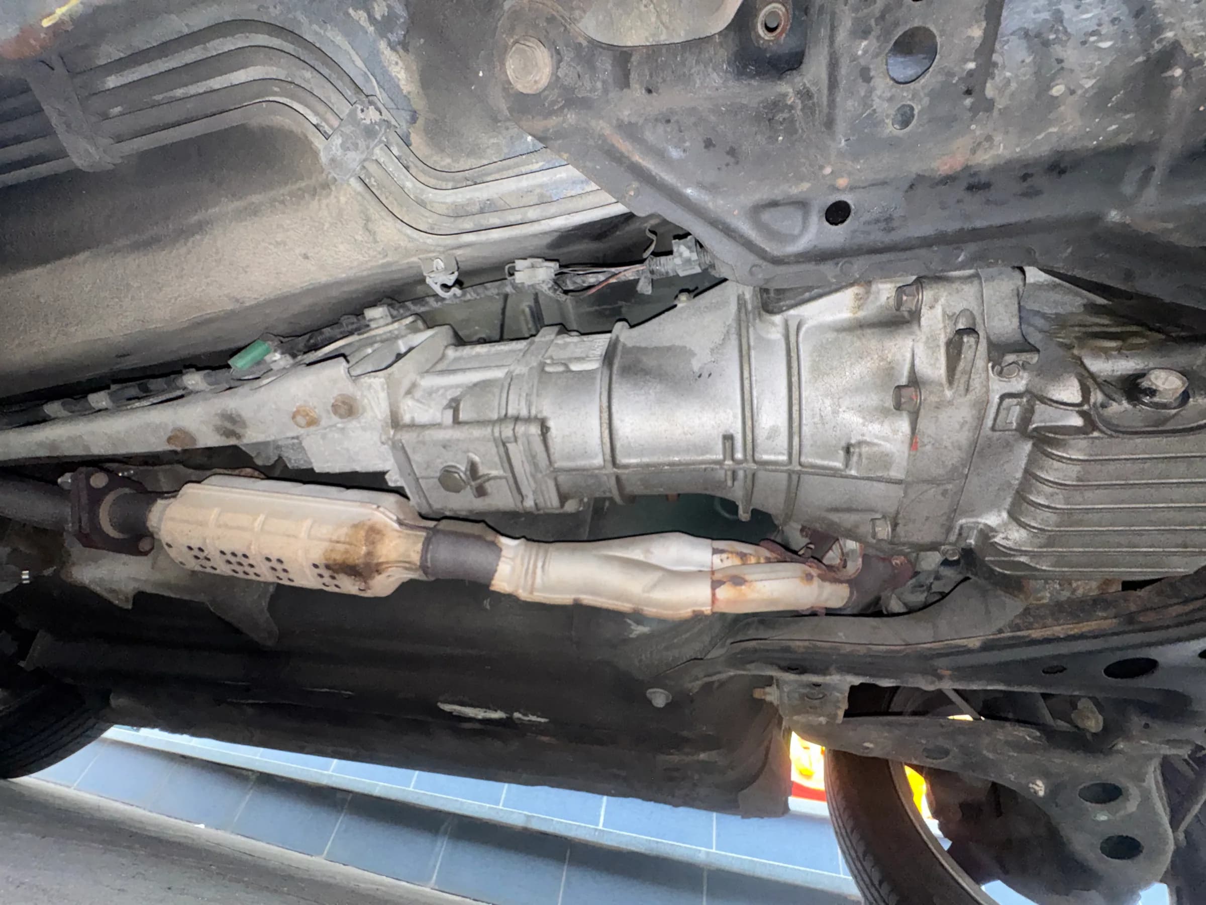 Parte inferior do MX-5: caixa de velocidades e linha de escape